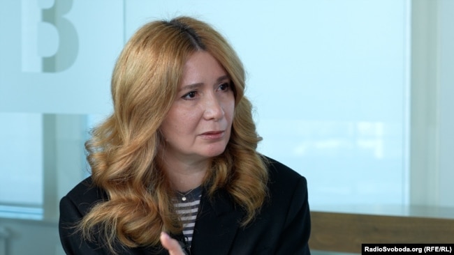 «Ми дійсно знаходимося під постійною атакою в кіберплощині. Ми рахуємо просто тисячами активності на нашу мережу. Із таких серйозних ми фіксували у 2025-му більш ніж 400», – Устинова про кіберзагрози