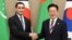 Türkmen prezidenti Serdar Berdimuhamedow we Günorta Koreýanyň prezidenti Lee Jae Mýung. 15-nji snetýabr, 2026 ý. Seul