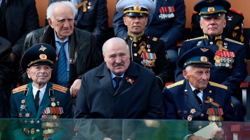 Лукашэнка на парадзе ў Маскве быў зь перабінтаванай рукой, адмовіўся ісьці пешшу, на сьняданак не пайшоў. ФОТА