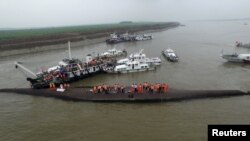 Китай - Спасатели работают на месте затонувшего судна, 2 июня 2015 г․