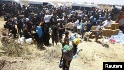 Түркияга качып өткөн сириялыктар автобус күтүшүүдө. 10-июнь 2015