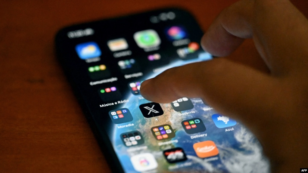 کمی پس از حذف تیک آبی از حساب گروهی از مقامات ایران، شمار زیادی حساب جعلی با محتوای طنزآلود برای این افراد و رسانهها در شبکههای اجتماعی درست و فعال شده است