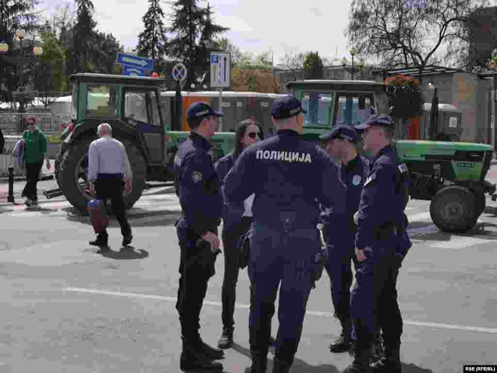 Traktori, policajci i pristalice vlasti u "Ćacilendu" aprila 2025. godine.