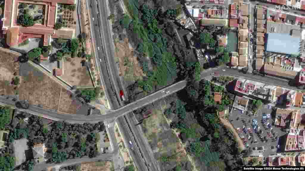 Imagine din satelit înainte de inundație. Carrer De Gomez Ferrer, Valencia, Spania - 18 octombrie 2024. Imaginea din dreapta arată urmările inundației, în aceeași locație, la 31 octombrie 2024. &nbsp;