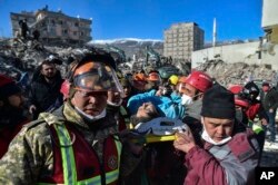 Echipe de salvare din Kazahstan și Turcia l-au scos de sub dărâmături pe Hatice Akar la 180 de ore după cutremur.