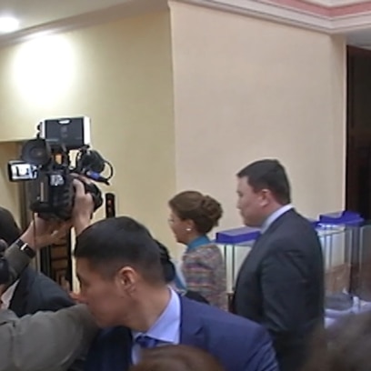 Шетелден келген гусарлар туралы секс-комедиялар Аннаның жалаңаш суреті