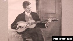 James Joyce învățând să cânte la chitară
