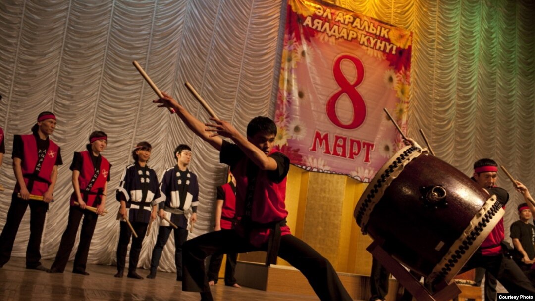 Абсурд эротикалық фотосуреттер Ясмин Блиттің жалаңаш суреттері