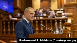 Premierul polonez Donald Tusk, vorbind în parlamentul de la Chișinău, în timpul vizitei sale din 4 septembrie 2024. Vorbind și în română, Tusk a îndemnat moldovenii să folosească „marea autoritate” de care președinta Maia Sandu se bucură în Europa pentru a-și avansa obiectivele. 