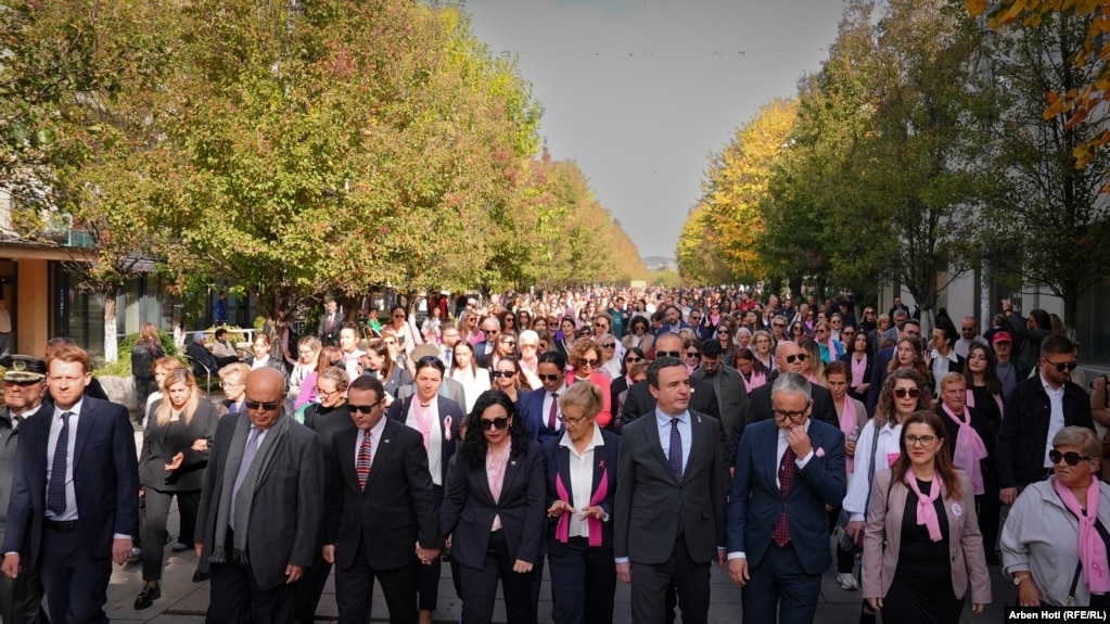 Ecja në sheshin kryesor të Prishtinës u organizua nga Qendra kosovare për luftimin e kancerit të gjirit Jeta-Vita nën patronatin e presidentes së Kosovës, Vjosa Osmani.