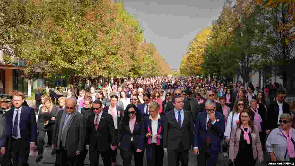 Šetnju glavnim prištinskim trgom organizovao je Kosovski centar za borbu protiv raka dojke Jeta-Vita pod pokroviteljstvom predsednice Kosova, Vjose Osmani.