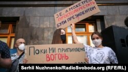 Під час акції «Наша армія – миру гарант, а Росія – окупант» проти умов припинення вогню на Донбасі біля Офісу президента України. Київ, 27 липня 2020 року