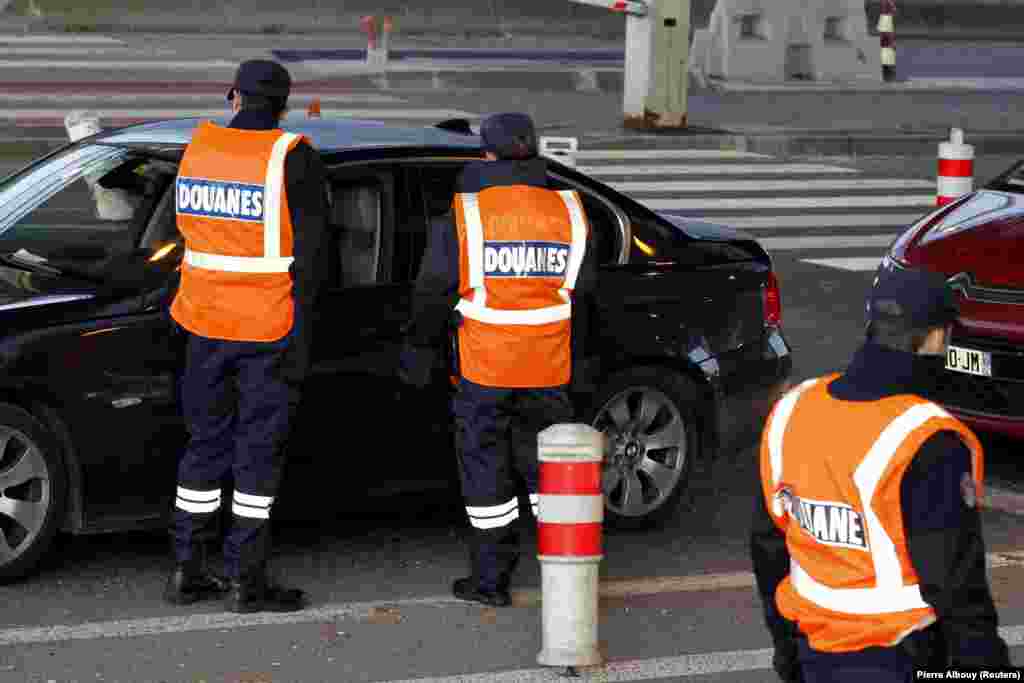 Francuski policajci provode pojačane kontrole na granici sa Švajcarskom, 16. novembar 2015.