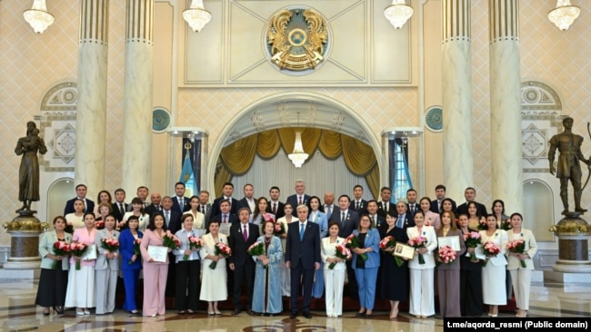 Президент Казахстана Касым-Жомарт Токаев (в центре) с участниками церемонии награждения работников СМИ. Акорда, 24 июня 2025 года
