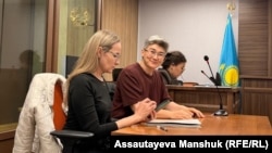 Feminita белсендісі Жанар Секербаева (ортада) өзіне қатысты сот процессі алдында. Астана қаласының қылмыстық істер жөніндегі ауданаралық соты. 7 сәуір, 2026 жыл.