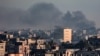 Slika snimljena iz Rafe u južnom Pojasu Gaze prikazuje dim koji se diže iznad zgrada u Khan Yunisu nakon izraelskog bombardiranja 4. februara 2024. godine