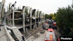 Armenia - Rescue workers at the scene of a building collapse in Yerevan, 25Oct2012.