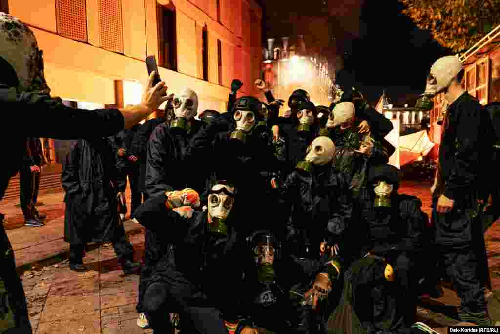 4 ოქტომბერი, თბილისი - საპროტესტო აქციის მონაწილეები ფოტოს იღებენ ორბელიანზე, პრეზიდენტის რეზიდენციის მახლობლად. 4 ოქტომბერს ხალხი ხელისუფლების „მშვიდობიანი დამხობის“ მოწოდებით შეიკრიბა. დემონსტრანტთა ერთმა ჯგუფმა ათონელის რეზიდენციის „ჯებირების“ გარღვევა სცადა, მათ სპეცრაზმი დაუპირისპირდა. დააკავეს 65 ადამიანი. ფოტო: დათო ქორიძე