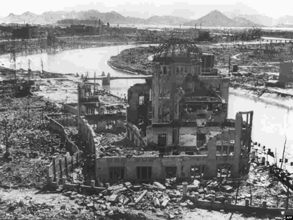 Rămășițele unei clădiri în urma bombardamentului de la Hiroshima. Imagine realizată în septembrie 1945.