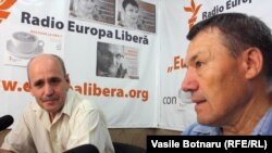 Valeriu Vasilică și Nicolae Negru în studioul Europei Libere