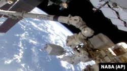 НАСАнын астронавты Виктор Гловер ачык комсомто Эл аралык космос бекетинин Европа лабораториясына жакындоодо. 2021-жылдын 27-январы.