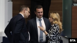 Министърът на енергетиката Жечо Станков (в средара) в парламента с народния представител от „ДПС – Ново начало“ Станислав Анастасов и народният представител от ИТН Павела Митова