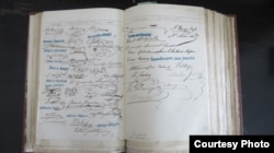 Paginile de semnături din 1857 pe un document al Divanului/Adunării Ad Hoc a Moldovei, strânse într-un volum inestimabil la Arhivele Naționale. Ad Hoc înseamnă în latină „aici și acum”, iar din perspectiva legitimității, expresia dă măsura unui moment fondator, este echivalentul juridic al unei revoluții. După discuțiile dintre Napoleon al III-lea și Regina Victoria despre soarta Principatelor, Anglia și Franța au cerut ca Moldova și Țara Românească să fie întrebate AD HOC cum vor să trăiască. Au răspuns că vor Unire și Principe Străin. Le vor obține pe rând. Ambele prin politica faptului împlinit.