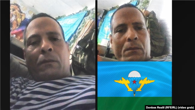 Орлексіс Рамірес-Гонсалес на тлі прапора російських десантників