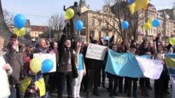 Мовчазним флешмобом відзначили львів'яни річницю окупації Криму