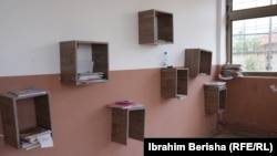 Kështu duket brenda shkolla në Debëllde, që u mbyll katër vjet më parë.