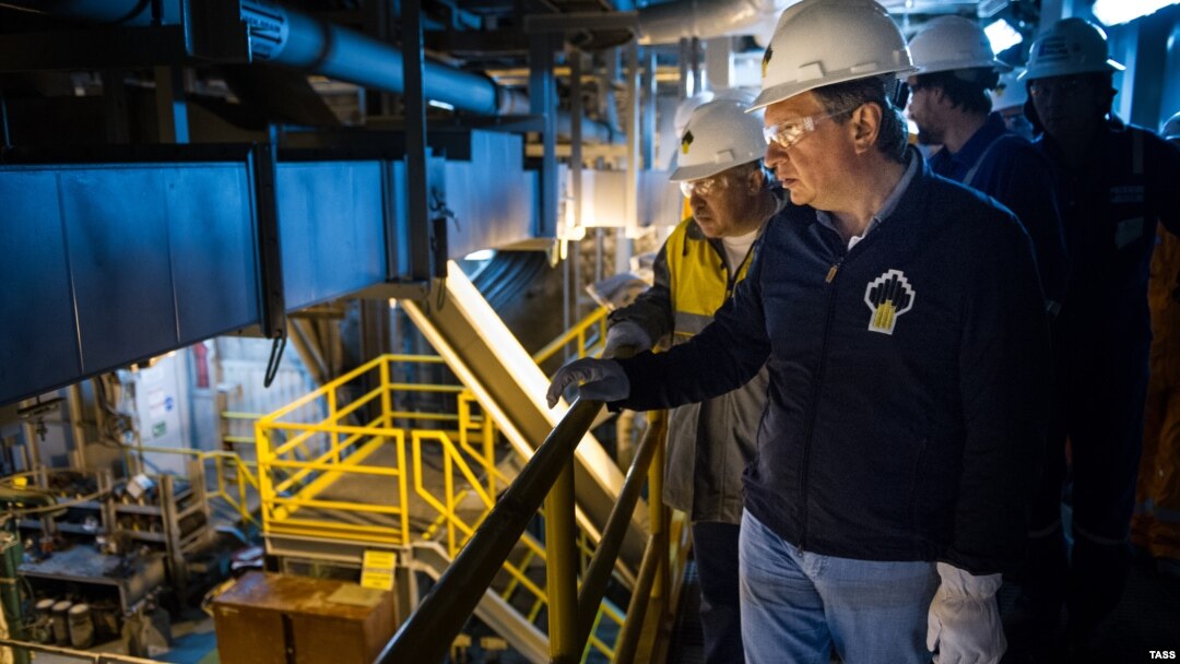 Глава "Роснефти" Игорь Сечин во время посещения морской буровой платформы Exxon Mobil" в Охотском море