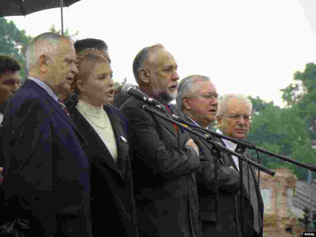 Організатори акції протесту співають Гімн України.