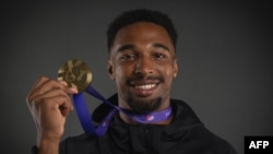 Лео Нойгебауер позира със златния си медал в десетобоя от Световното първенство по лека атлетика в Токио, 21 септември 2025 г.