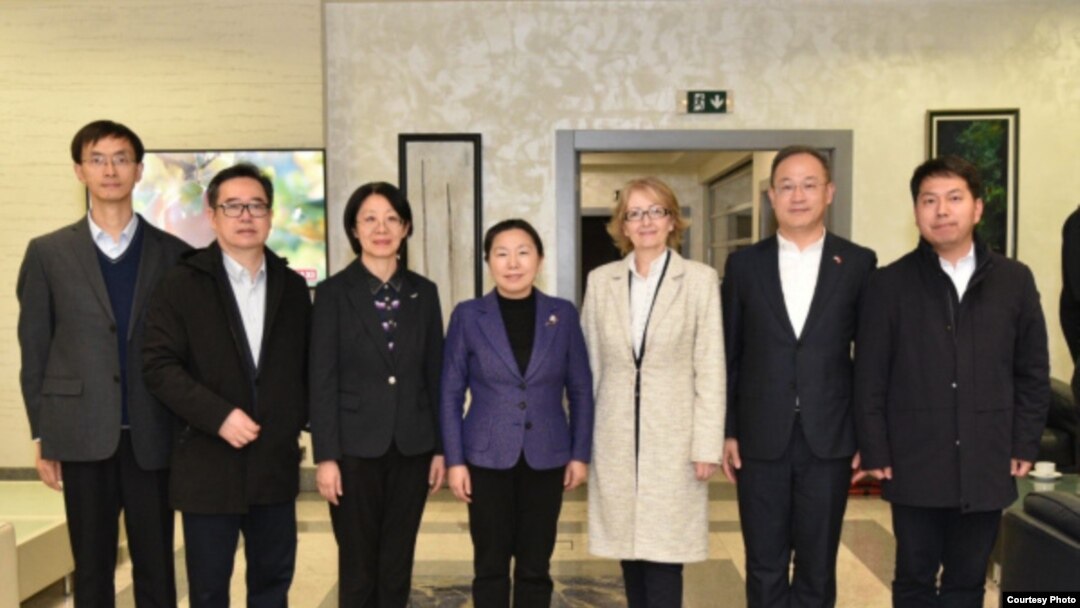 O delegație a Partidului Comunist Chinez s-a întâlnit cu un oficial al Partidului Progresist Sârb, Marina Ragus (a treia de la stânga), la Belgrad, pe 13 octombrie.
