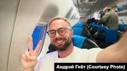  Hniot, în vârstă de 41 de ani, este director de reclame TV și videoclipuri muzicale, jurnalist și co-fondator al asociației SOS.by, care este desemnată „organizație extremistă” în Belarus.