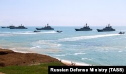 Корабли Черноморского флота России во время учений в Черном море, 22 апреля 2021 года