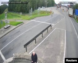 Muškarac za kojeg se vjeruje da je Mikalaj Statkevič sjedi na ničijoj zemlji na graničnom prelazu s Litvanijom 11. septembra 2025. godine, nakon što je odbio napustiti Bjelorusiju.