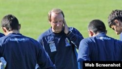 Главный тренер сборной Азербайджана Берти Фогтс с игроками, 2010