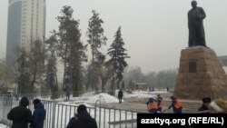 Темір турникеттермен қоршалған Абай ескерткіші. Алматы, 15 ақпан 2014 жыл. 