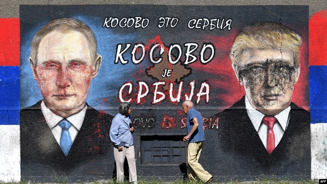 Граффити в Белграде с надписью "Косово – это Сербия" и изображениями Владимира Путина и Дональда Трампа