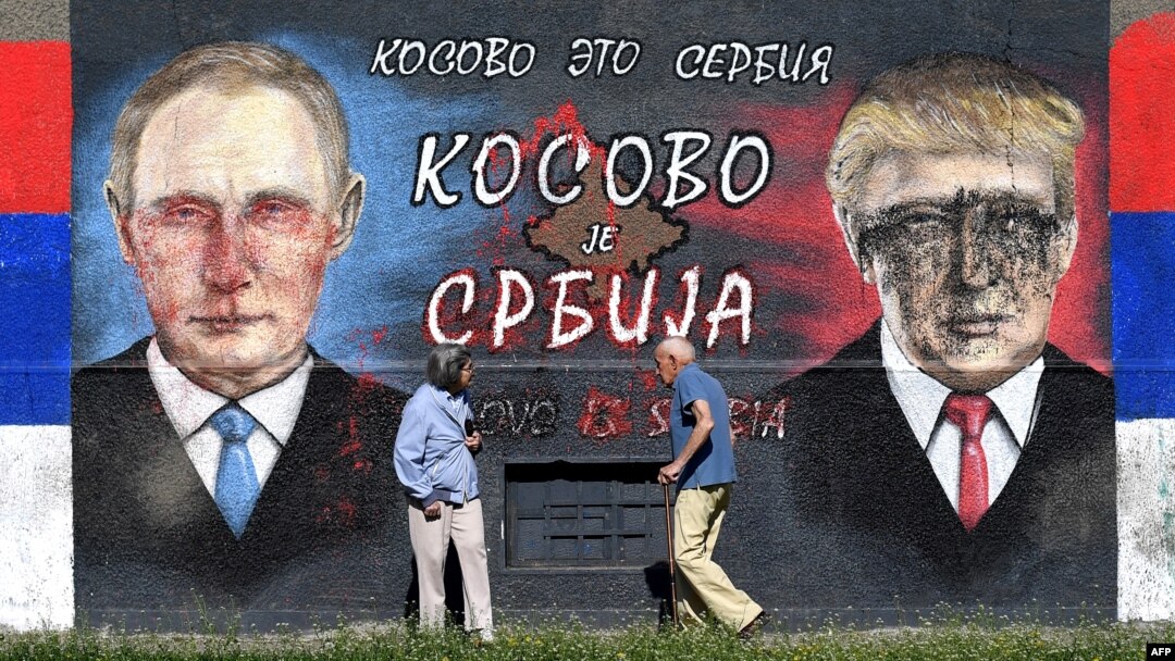 Граффити в Белграде с надписью «Косово – это Сербия» и изображениями Владимира Путина и Дональда Трампа