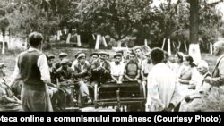 La căminul cultural din comuna Jobel, Regiunea Timişoara, se organizează cercul agrotehnic.(1950) Fototeca online a comunismului românesc, cota:2/1950