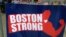 Жарылыстан кейін Бостон көшесінде пайда болған "Бостон қайыспайды!" деген жазуы бар баннер. 23 сәуір 2013 жыл