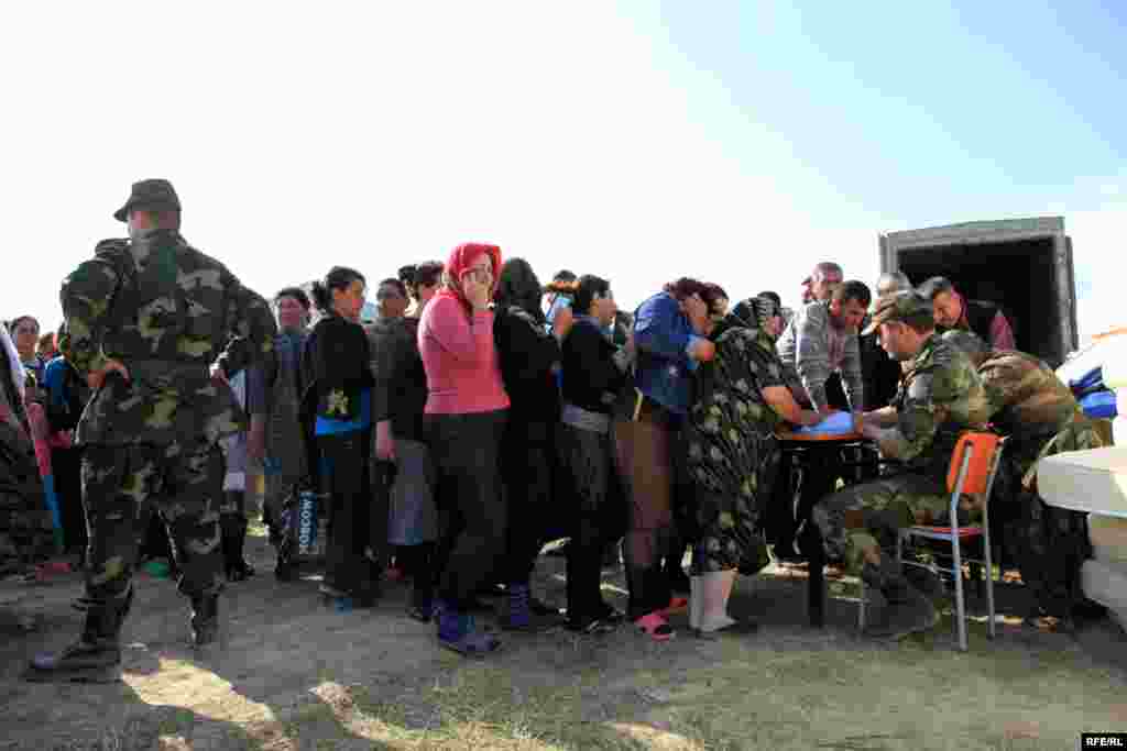 Hökumət fəlakətdən ziyan çəkənlərə 300 milyon manat yardım ayırdığını bildirir.