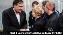 Екс-президент Грузії Міхеїл Саакашвілі та Юлія Тимошенко під час засідання суду в Києві, 11 грудня 2017 року 