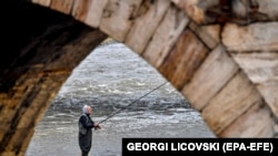 Ribar lovi u rijeci Vardar u Skoplju 22. decembra 2020.