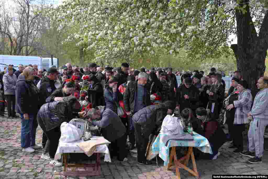 Під старою квітучою грушею рідні, близькі та друзі прощаються із двома юнаками, які віддали життя, захищаючи Україну від російських загарбників