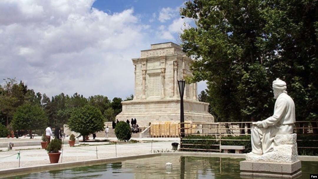مقبره حکیم ابوالقاسم فردوسی در توس در نزدیکی مشهد