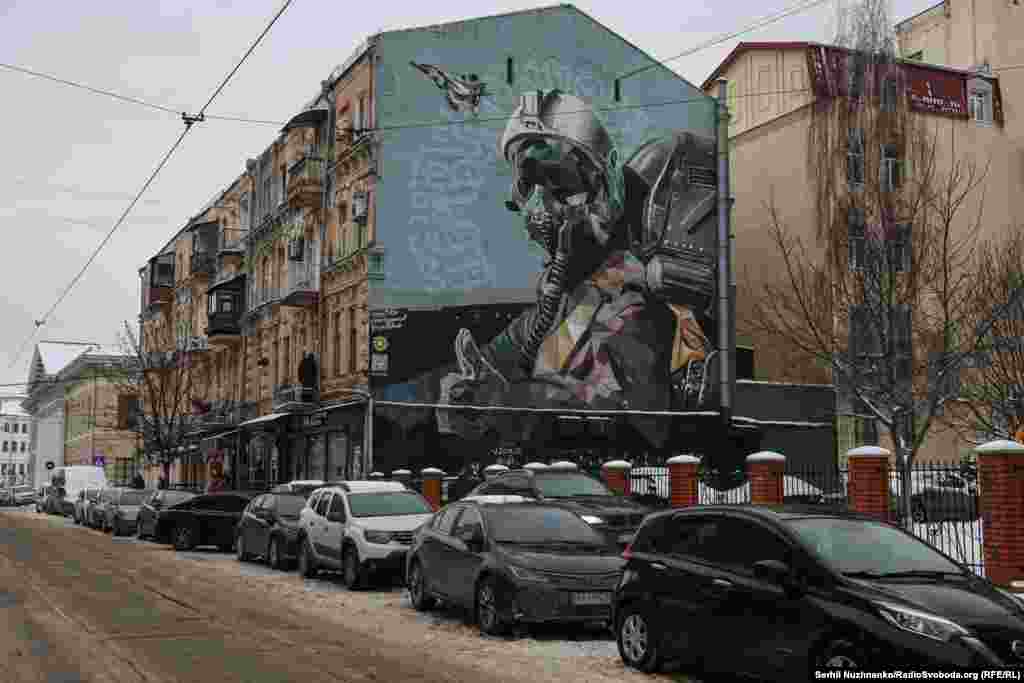 У серпні 2022 року до Дня авіації у Києві відкрили мурал, присвячений «Привиду Києва» – таку назву дали пілотам, які боронили небо столиці від початку повномасштабного російського вторгнення. Там також зображений винищувач МіГ-29ворив мурал художник Андрій Ковтун