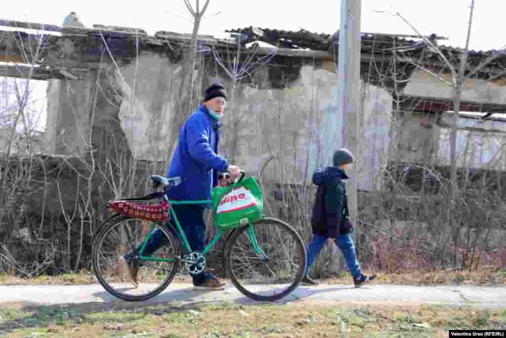 Măștile de protecție sunt purtate în fel și chip